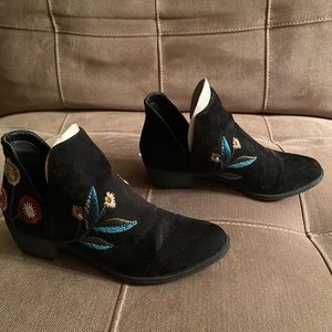 Black suede booties with embroidery
